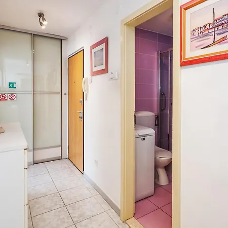 Sunny 1bd Near Firule - Balcony & Peaceful Appartamento Spalato