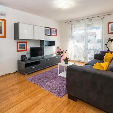 Sunny 1bd Near Firule - Balcony & Peaceful Appartamento *