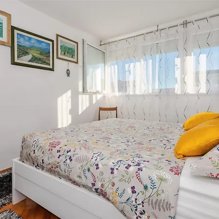 Sunny 1bd Near Firule - Balcony & Peaceful Apartment